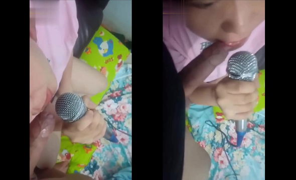 Hát karaoke mà em chơi hẳn 2 mic